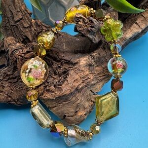 Vintage art glass stretch bracelet, EUC. 6 1/2” unstretched with floral beads